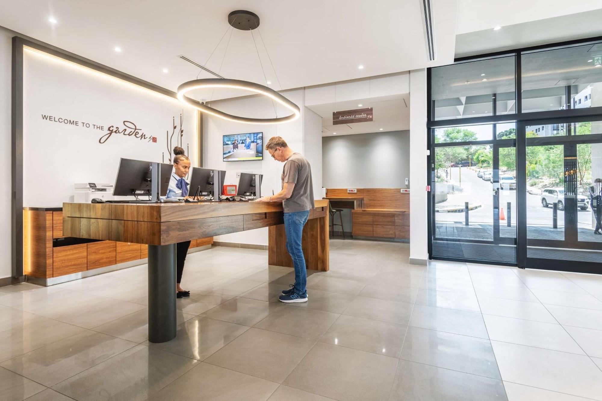Hilton Garden Inn Windhoek Extérieur photo